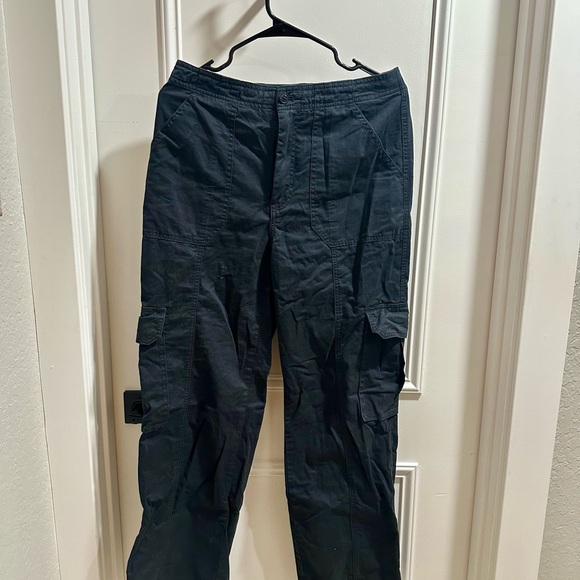 Abercrombie & Fitch Pants - Abercrombie & Fitch Women’s Black Cargo Pants - Utility Pocket Design